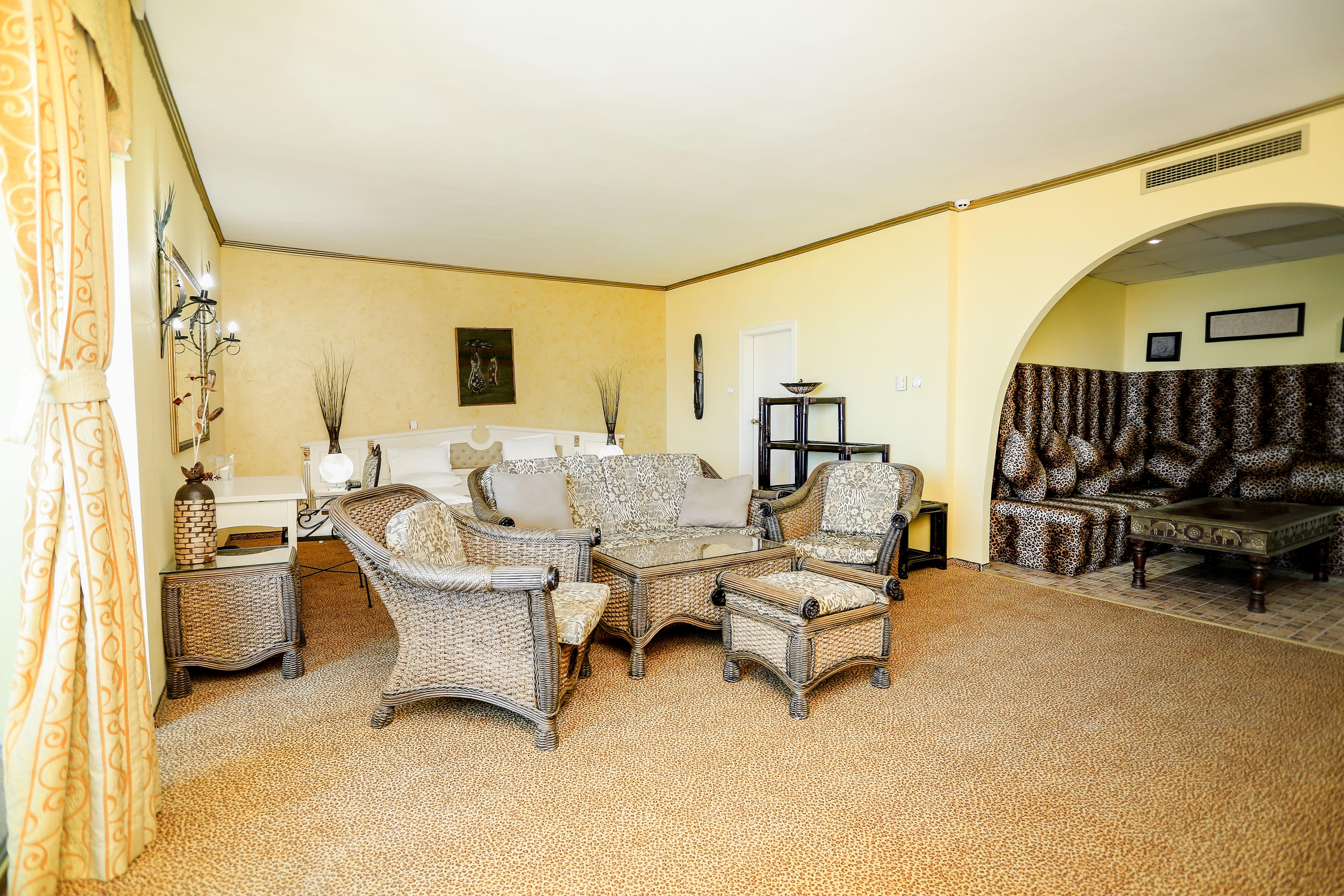 Imperial Palace Hotel Солнечный берег Экстерьер фото A living room with carpet