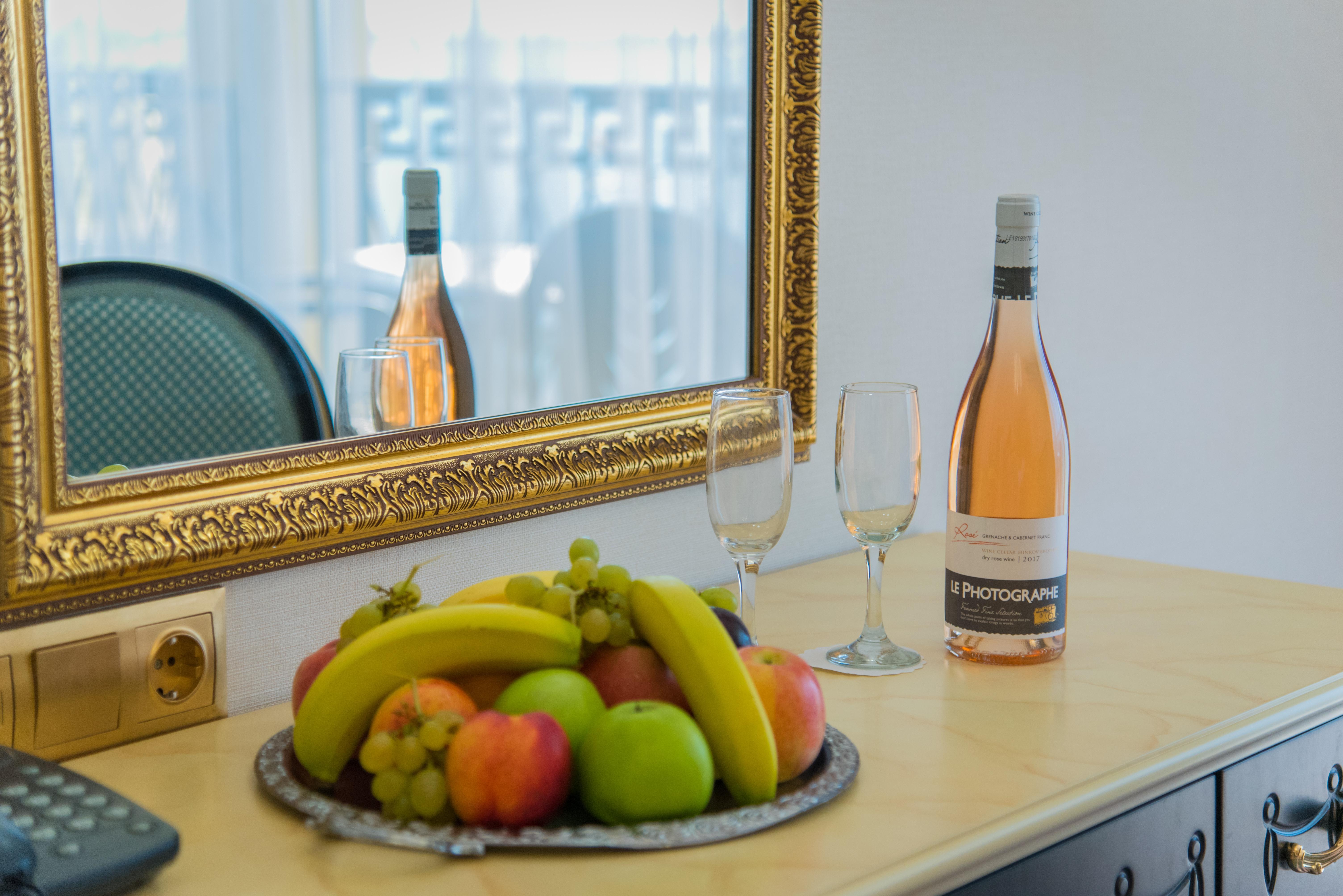 Imperial Palace Hotel Солнечный берег Экстерьер фото A bottle of wine and fruit