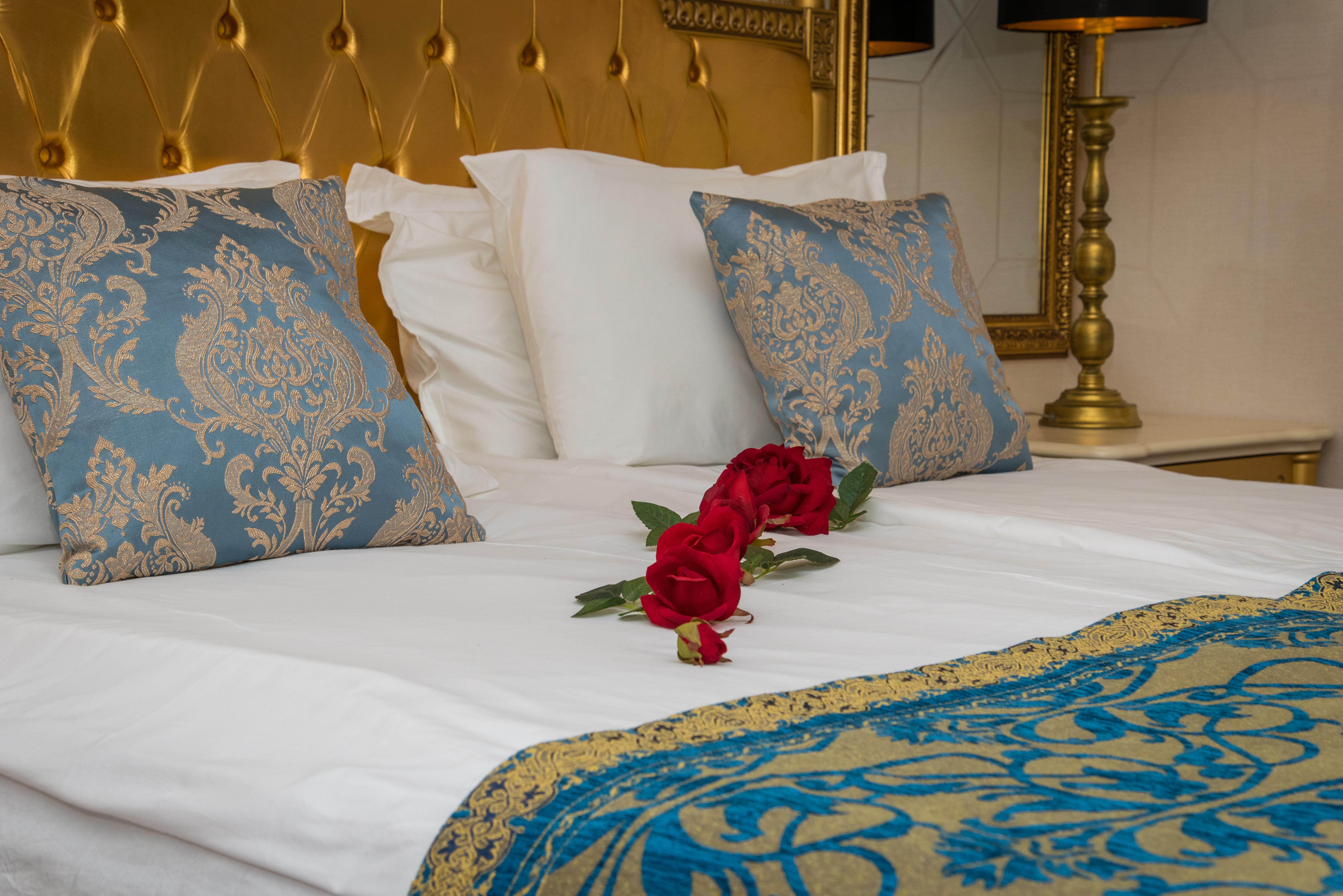 Imperial Palace Hotel Солнечный берег Экстерьер фото A bed with a bed runner