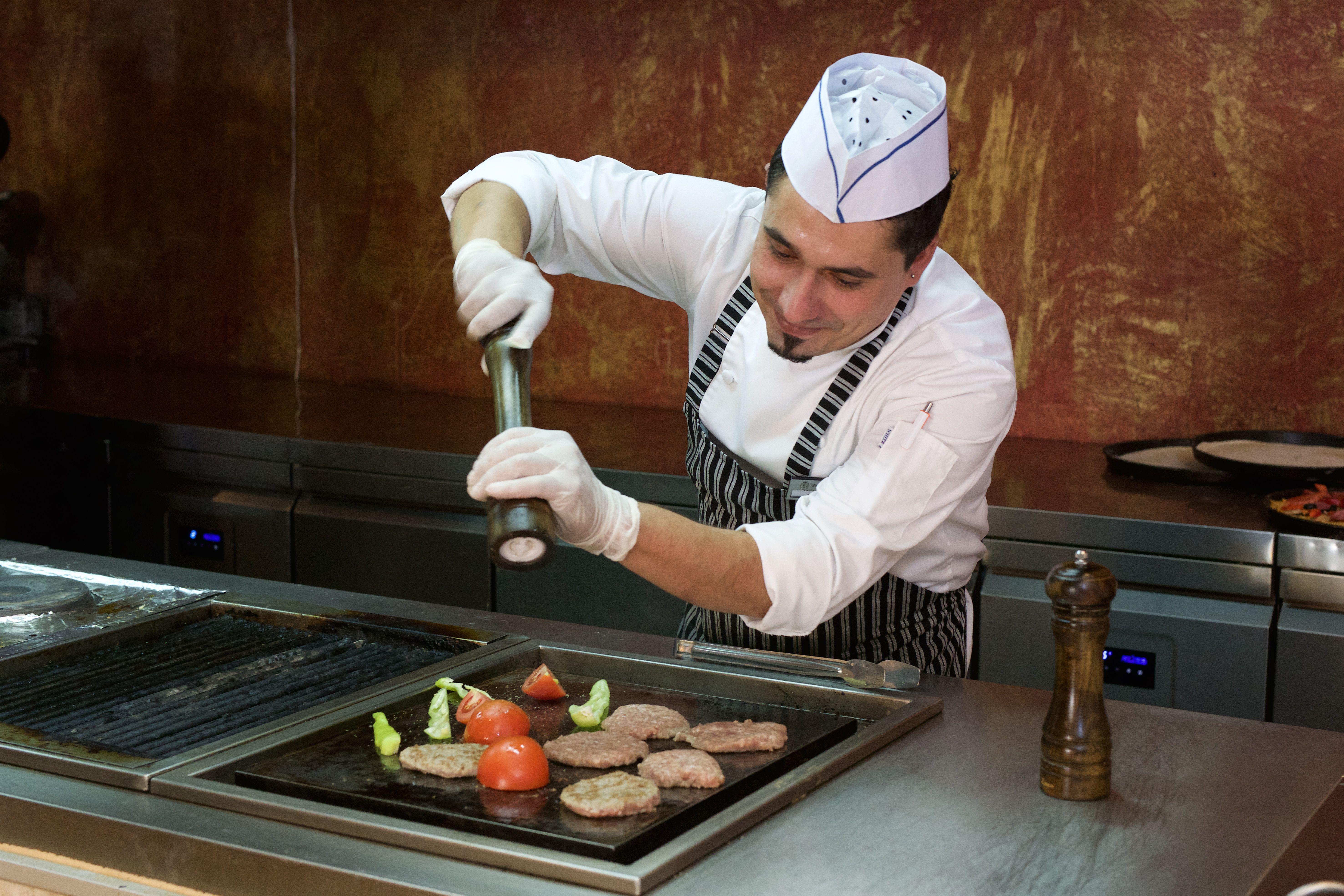 Imperial Palace Hotel Солнечный берег Экстерьер фото A sous-chef seasoning food