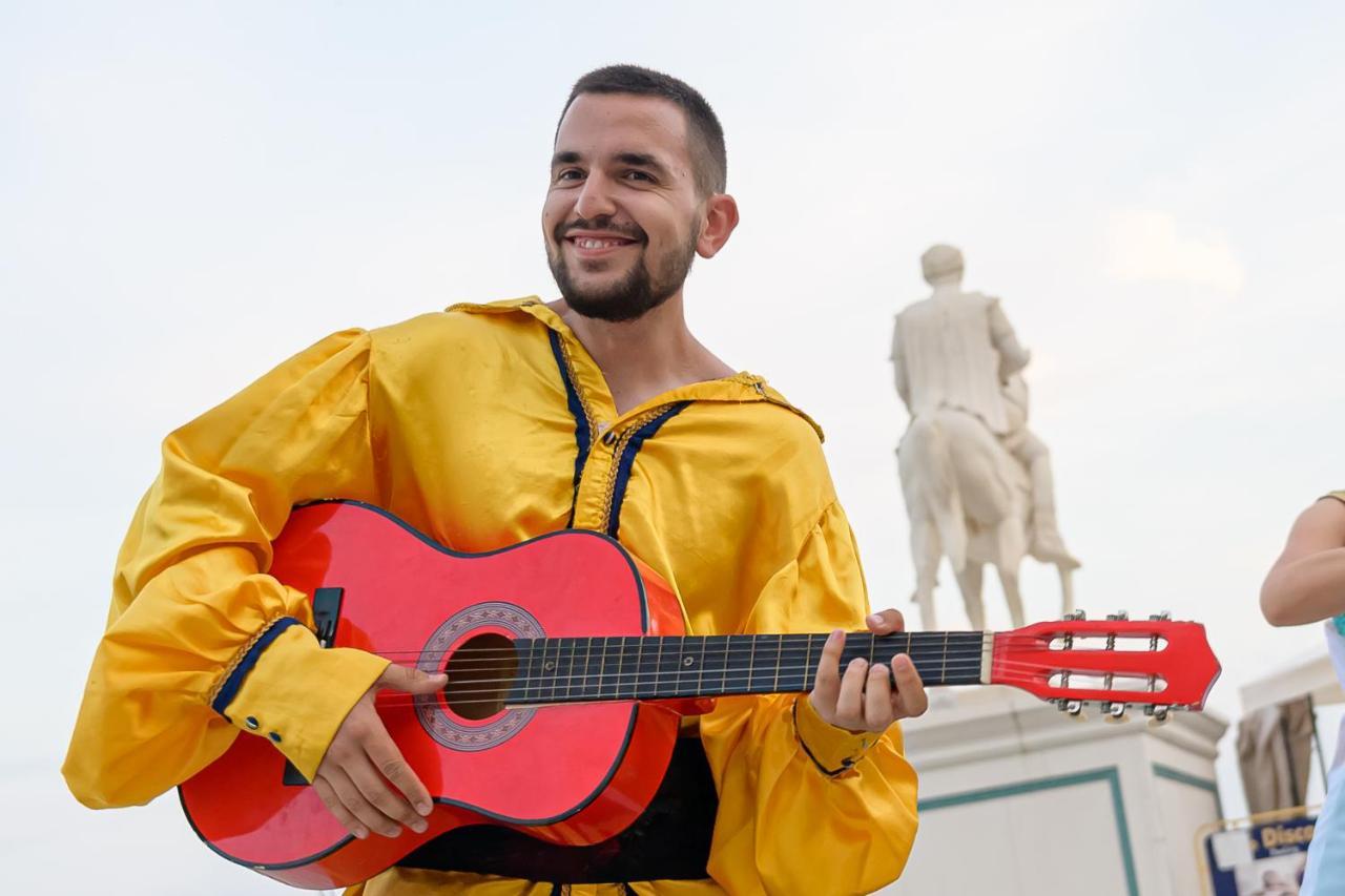 Imperial Palace Hotel Солнечный берег Экстерьер фото A street performer in Madrid